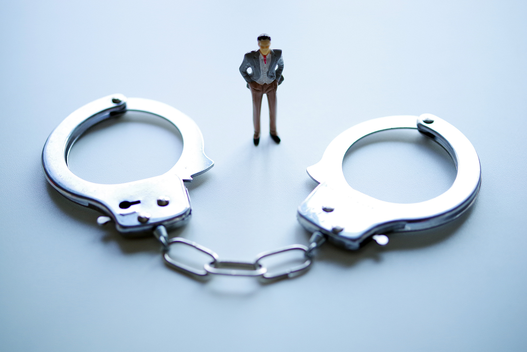 涉嫌受贿,上海银保监局原局长被逮捕!还出入会所、插手人事安排