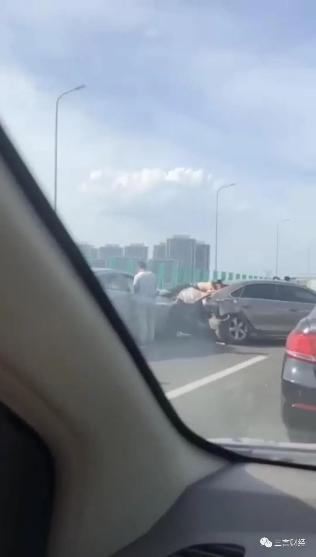 小鹏P7高速撞人剖析:不能识别静物?防撞系统失效?风险提示是否到位?