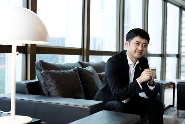 安踏换帅,FILA陷负增长,丁世忠该如何“解局”?
