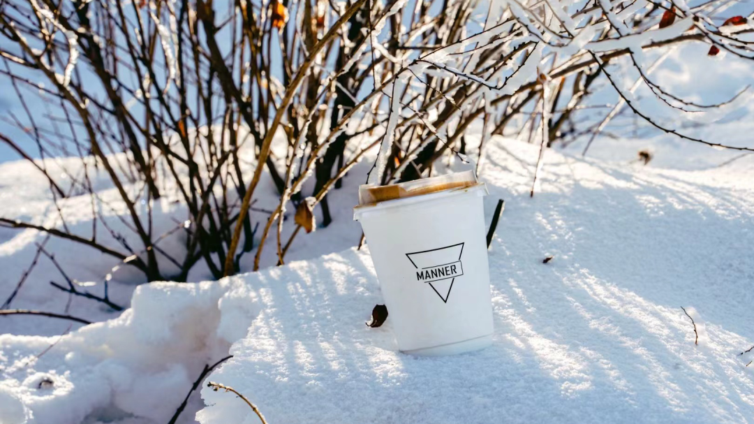 高消费场景中的平价咖啡，开进雪山里的MANNER