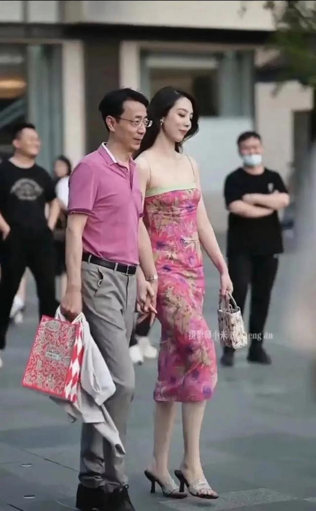 “牵手门”女主裙子要9万块？假的