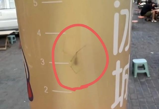 蜜雪冰城被曝喝出蜘蛛上热搜,今年30家门店被通报,张红甫需反思