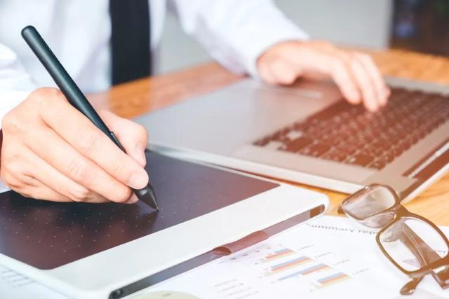 AI绘画站上被告席