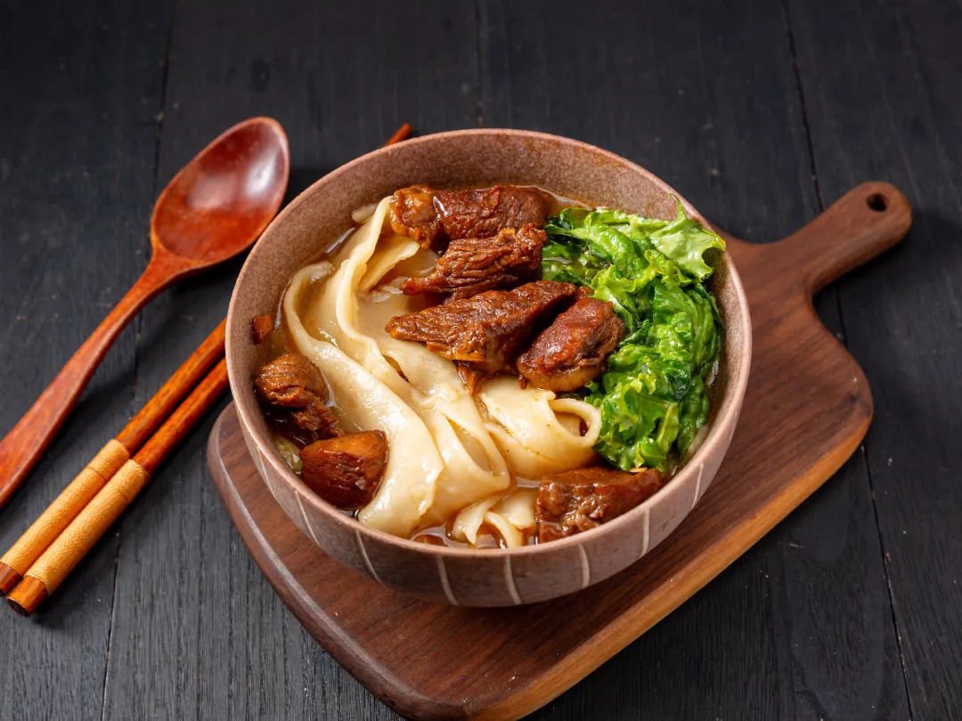 年轻人狂追板面，方便面迎来“中国时刻”