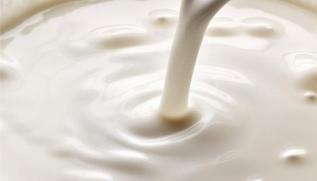 茉酸奶推“友好杯型”惹争议，被指变相涨价，用杯托内增高遭吐槽