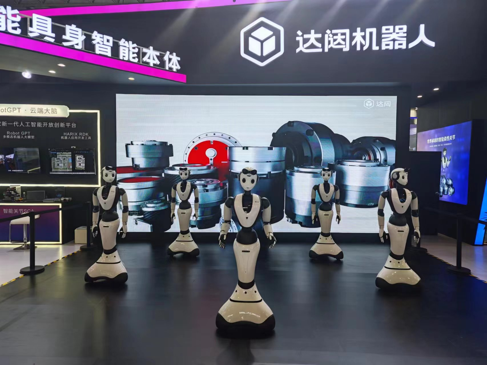 世界人工智能大会现场直击——人形机器人、AI面控