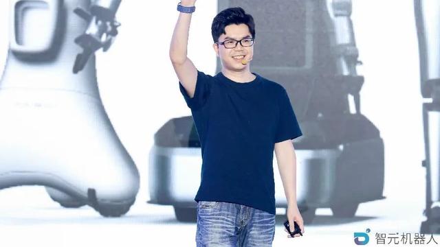 智元发布五款商用人形机器人新品,稚晖君期待人形机器人人人造