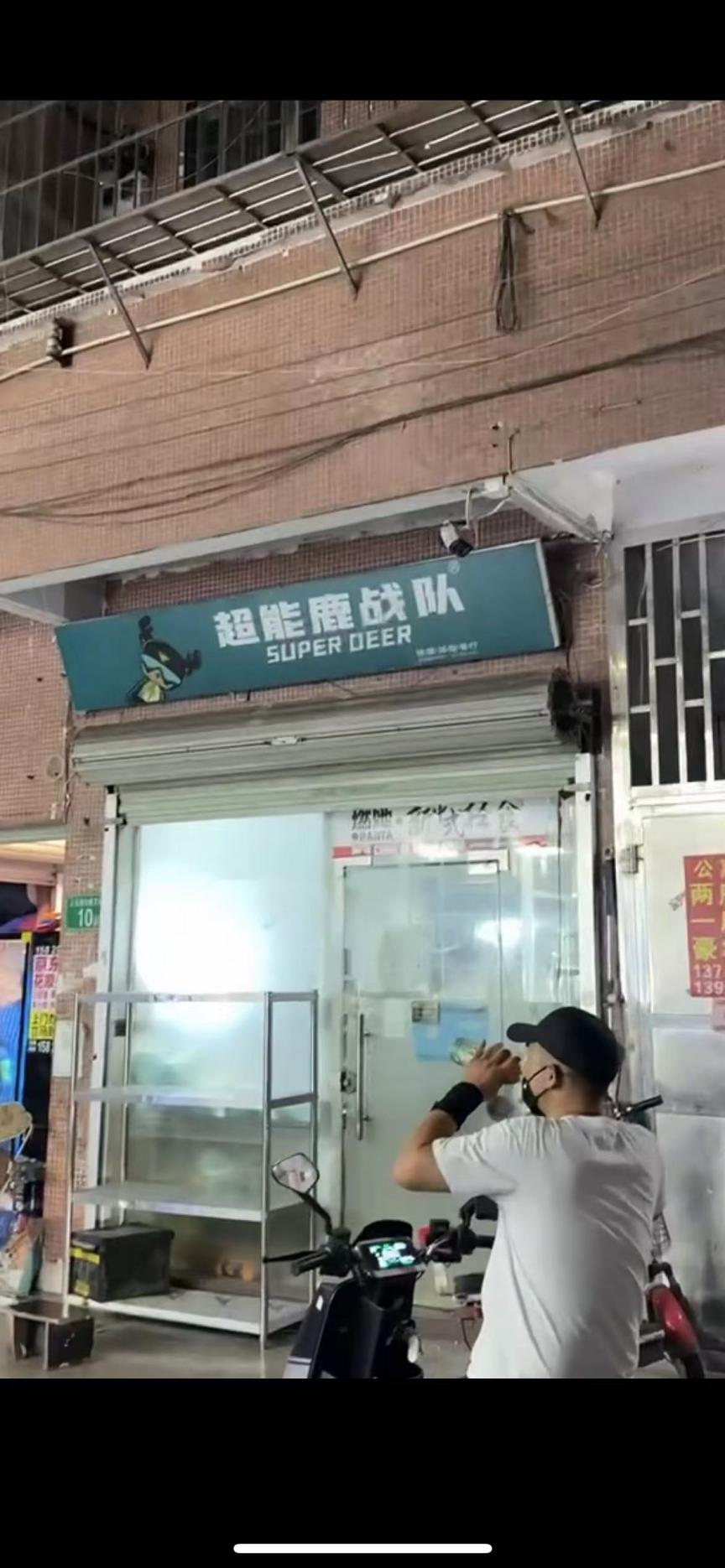 实探多家月销9999+轻食连锁：门店藏在城中村，只有一名店员配餐带手套