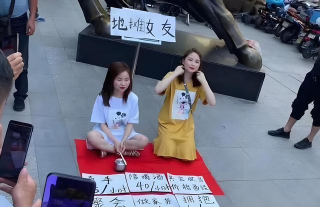 深圳“地摊女友”搅动夜市经济，戳中单身男性，各种服务明码标价