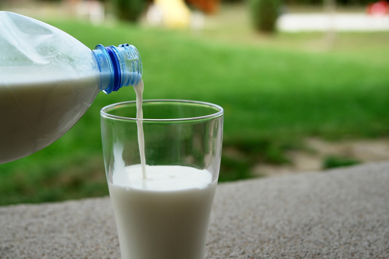牛奶卷低价，乳企陷寒冬？蒙牛否认6000人裁员传言，上半年减员超过3000人