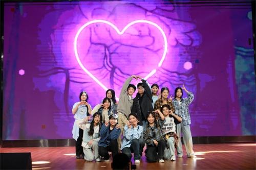 北师大嘉兴附中第七届校园文化艺术节文艺晚会暨高三18岁成人仪式