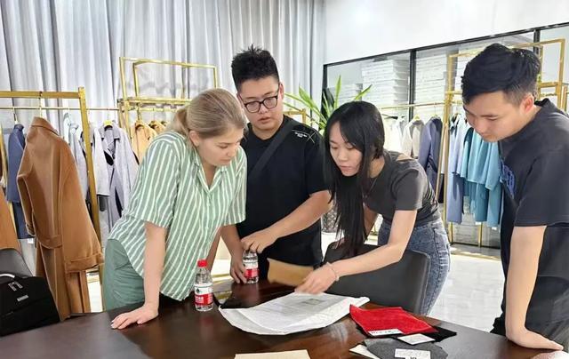 桐乡“厂二代”0元接班,年销大衣30万件
