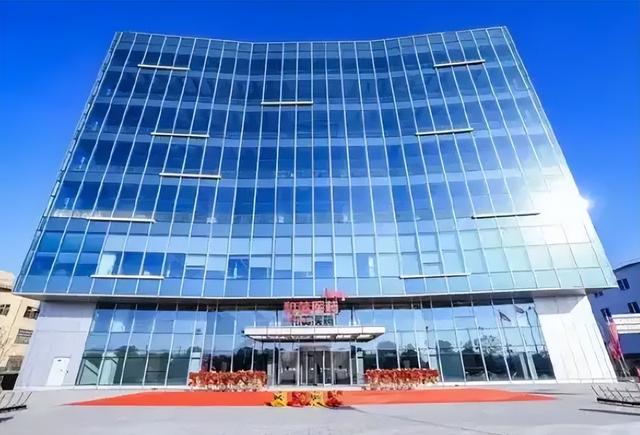 满头黑发，高兴得睡不着！97岁李嘉诚又爆大动作，释放什么信号？