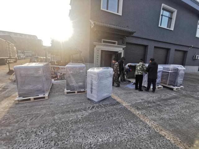 订单排到3月后，中年男人捧热70万大玩具，品牌方：他们手里有钱