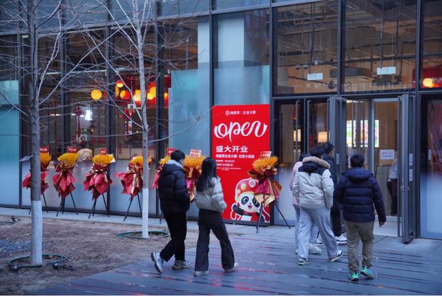 从比亚迪到小米，海底捞打破惯性思路，开启餐企“突围战”