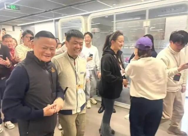 东山再起?61岁马云现身阿里园区,转身与苹果签下大单