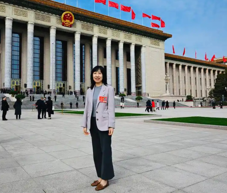全国人大代表周燕芳：降低理赔成本，推广商保在公立医院一站式结算