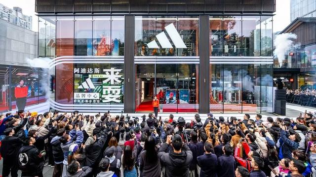 阿迪达斯大中华区重回双位数增长,2024年营收34.59亿欧元