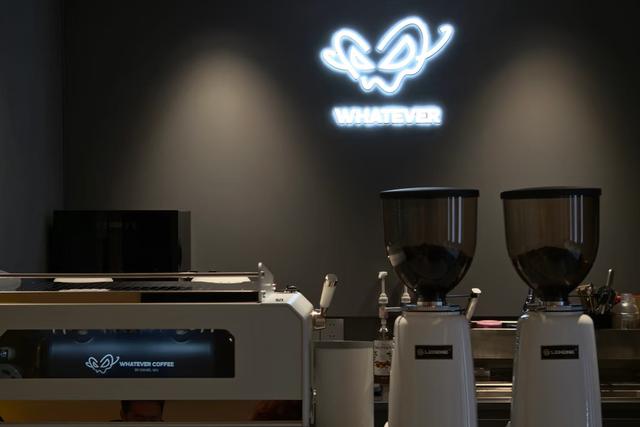 吴彦祖在理发店里开了一家咖啡馆