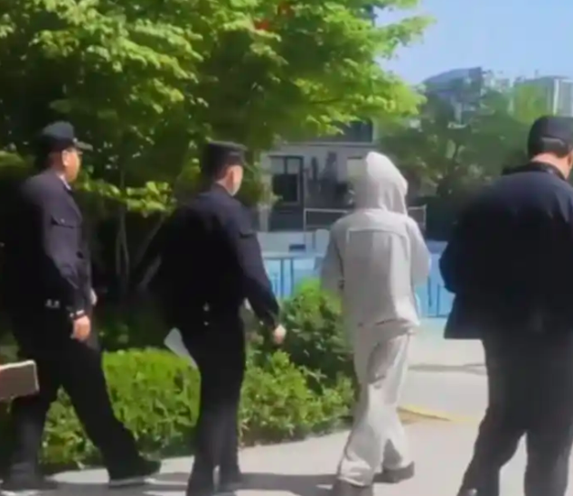 拖欠400万，千万网红刀小刀被警察带走！一条广告30万，自称被公司当摇钱树