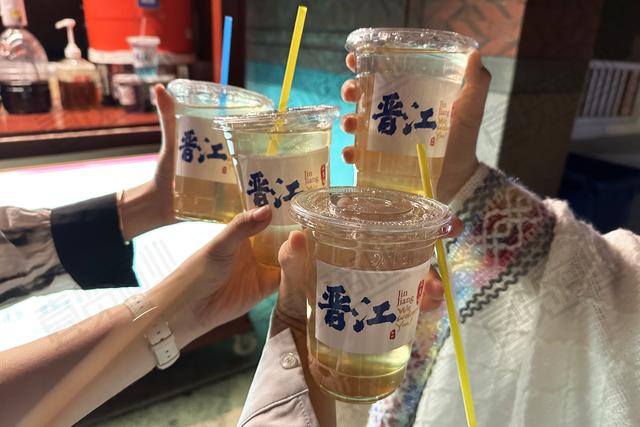 一杯茶的“毫米战争”:解码中国现制茶饮的军备竞赛