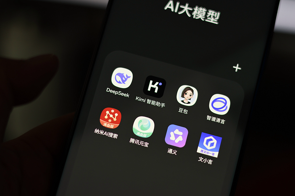 腾讯登顶基金第一大重仓股背后：大模型相争，流量入口得利