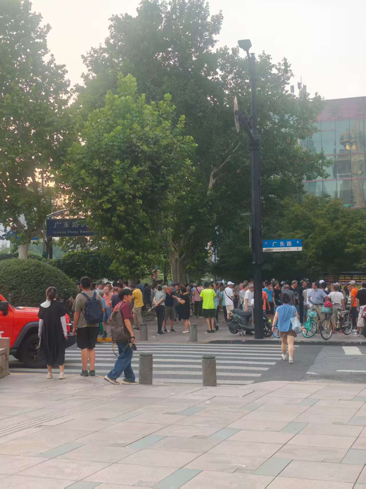 407只股票年内翻倍！实探上海马路股市沙龙：00后入场取经，券商现场抢客