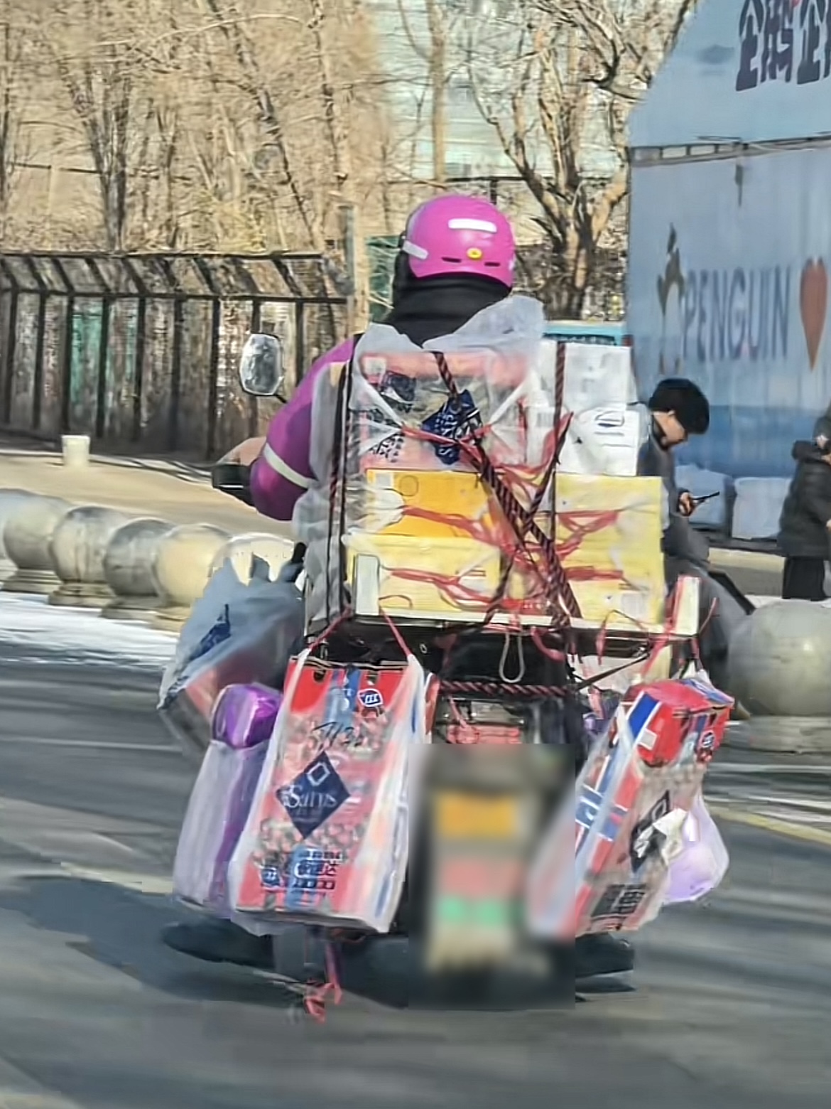 不到8年开了近500个前置仓，狂奔的山姆陷“超载”风波，骑手：有时一单就50斤重