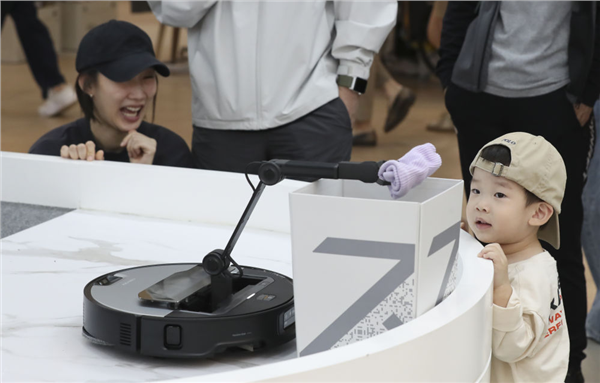 扫地机器人“炫技”韩国，新华社报道石头科技出海新进展