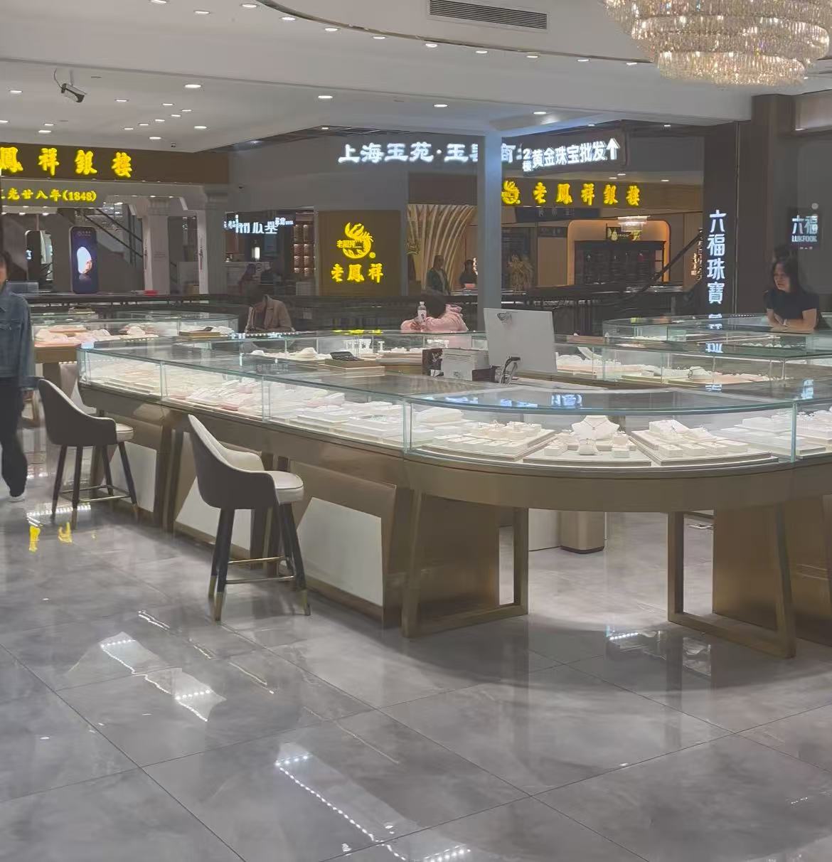 实探上海水贝！金价大跌后，金店客流量断崖式下降，有商家称“四位数时生意最好” - 古东管家