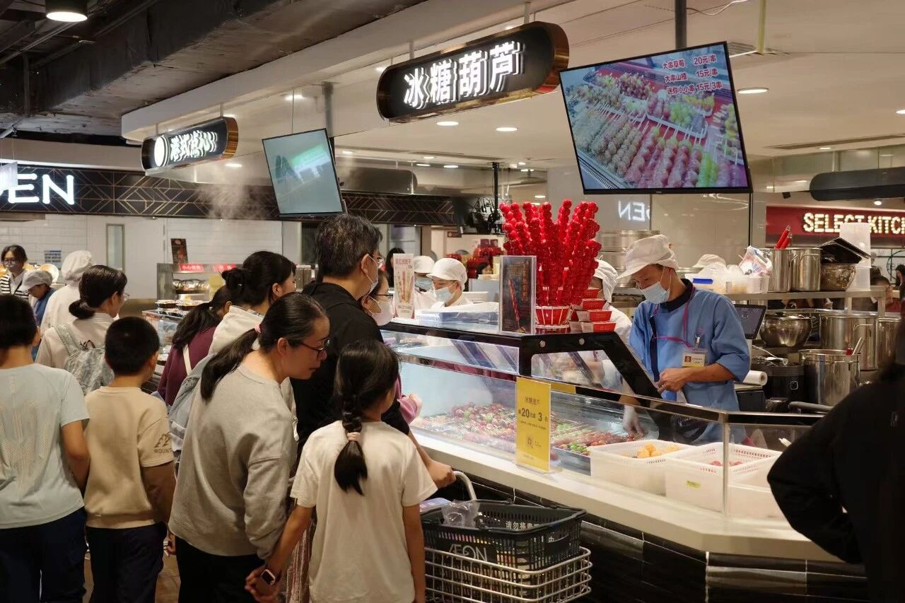 奶皮子糖葫芦上市即售罄，固体杨枝甘露一天卖近25万杯，“老味新搭”零食能火多久？