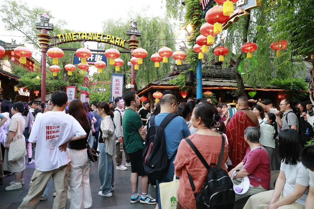 解决土地紧缺、产品迭代受限困境，宋城演艺拟9.36亿高溢价收购控股股东旗下宋城实业100%股权