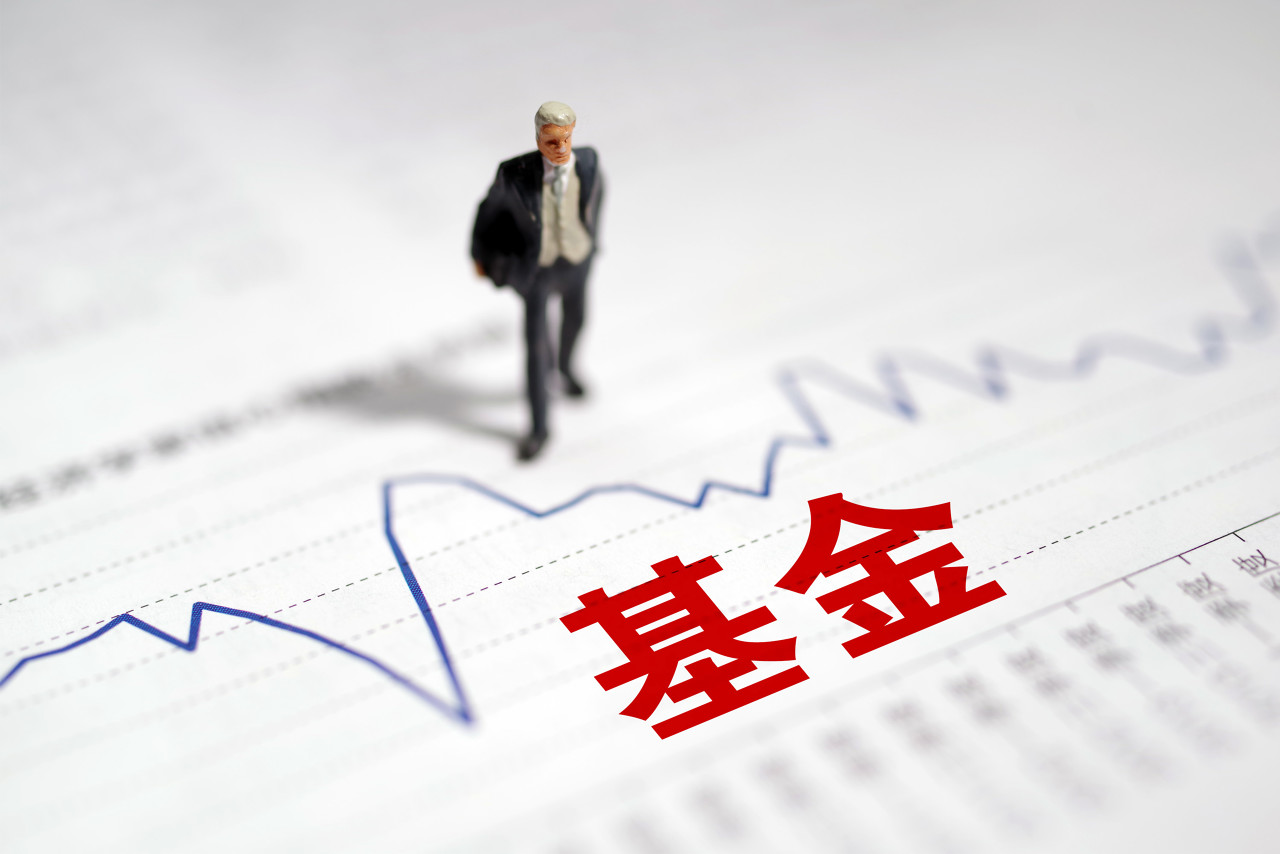 信达澳亚基金方敬转正，上半年净利缩水75%！百亿基金经理“押注”半导体