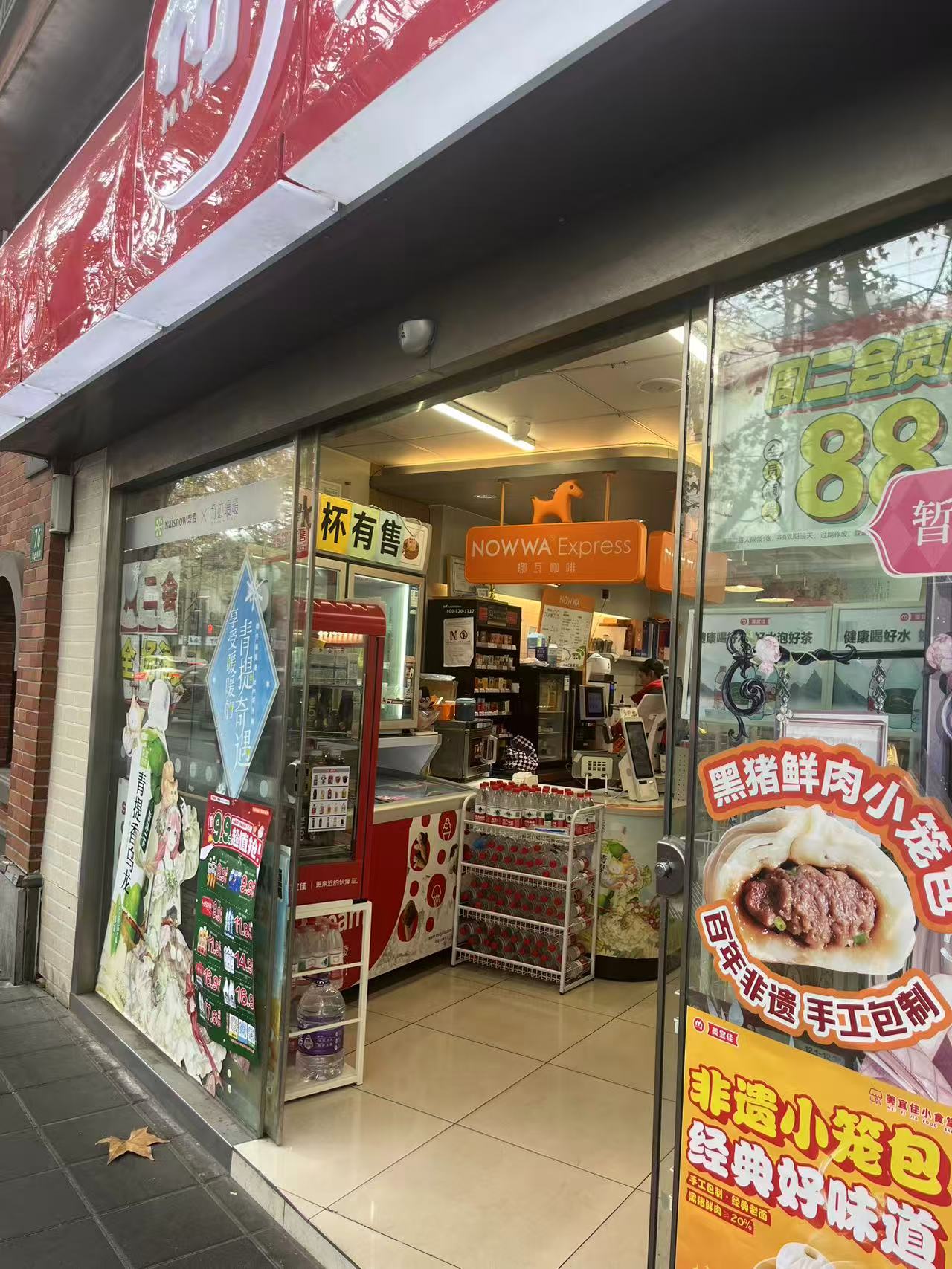 挪瓦咖啡破万店背后：“寄生”美宜佳，缺少大爆品