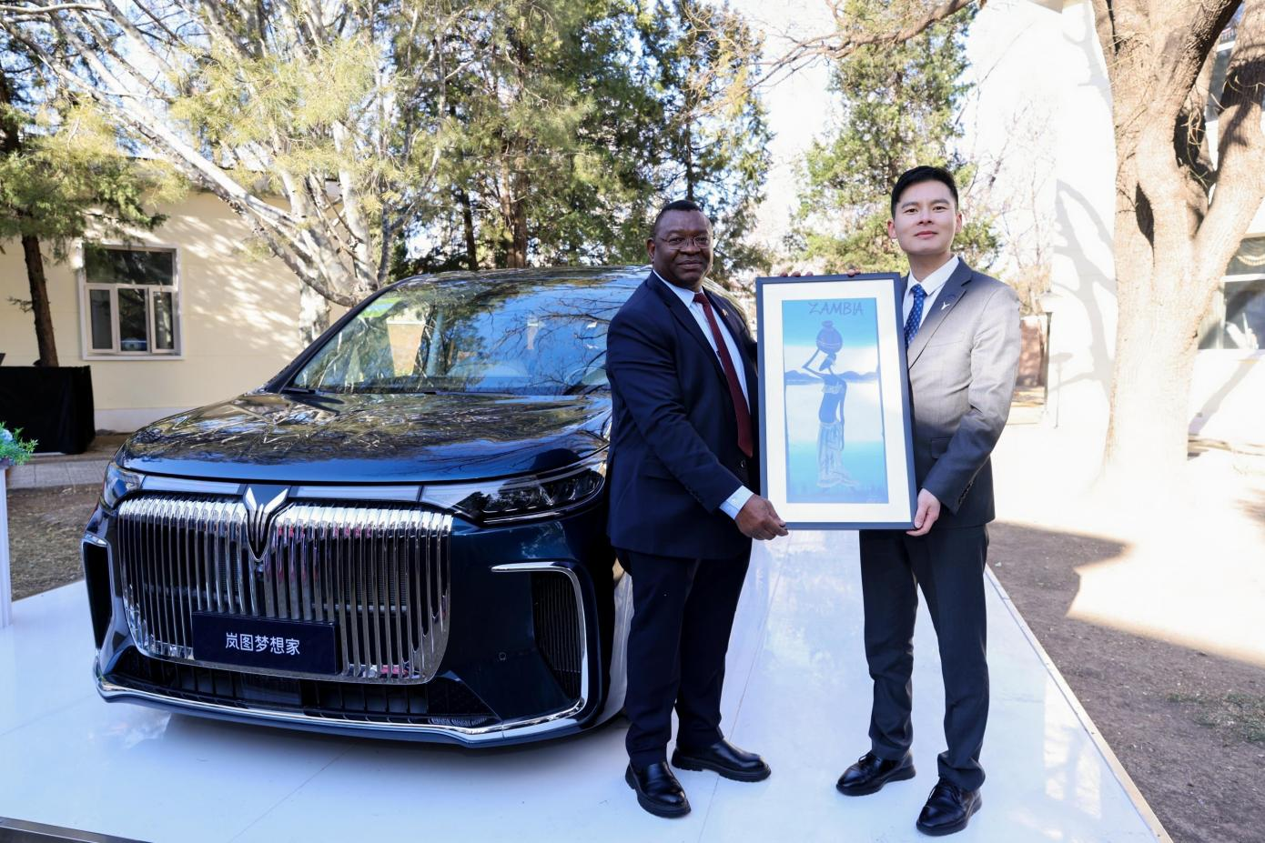 再获外交青睐,岚图梦想家成为赞比亚驻华使馆官方工作用车