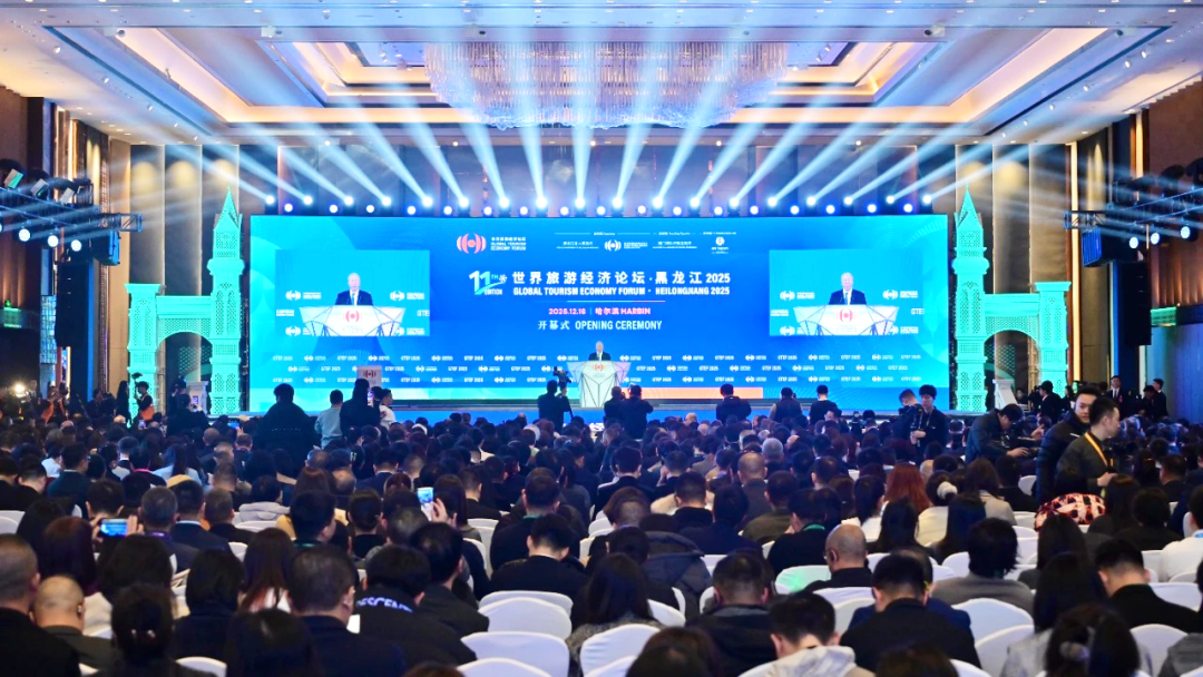 何超琼等嘉宾身穿波司登探秘冰雪大世界 国货科技赋能黑龙江冰雪经济