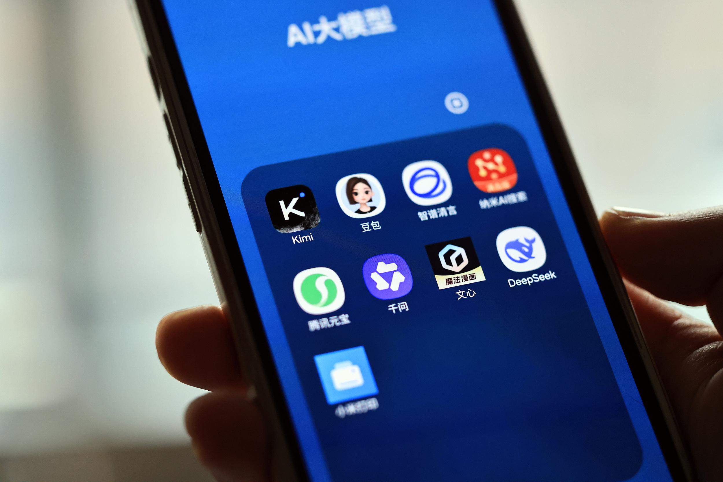 DeepSeek之后：大模型六小龙争夺船票，大厂押注长期耐力赛｜蓝鲸年度回眸