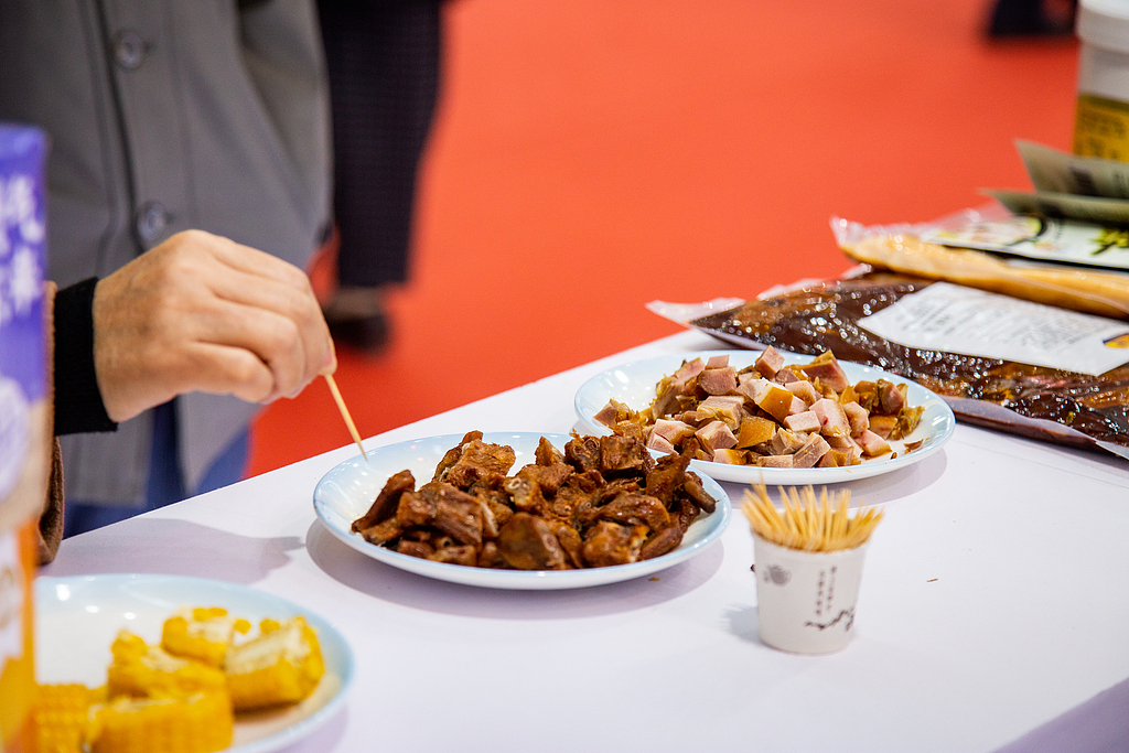 4.9元热卤杯卖爆了！绝味、周黑鸭、煌上煌集体“卖饭”，抢食快餐万亿赛道欲破“增长焦虑”