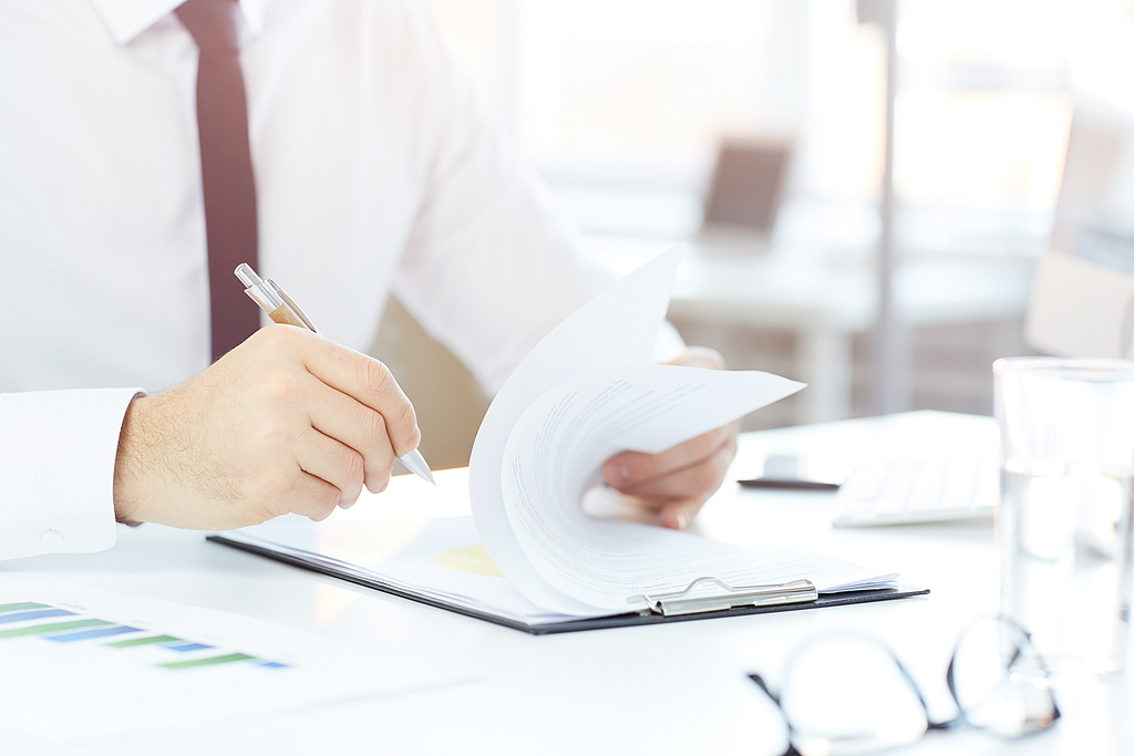 鲸解读｜厘清争议边界、松绑“见费出单”、遏制非理性竞争行为，监管明确非车险“报行合一”执行标准