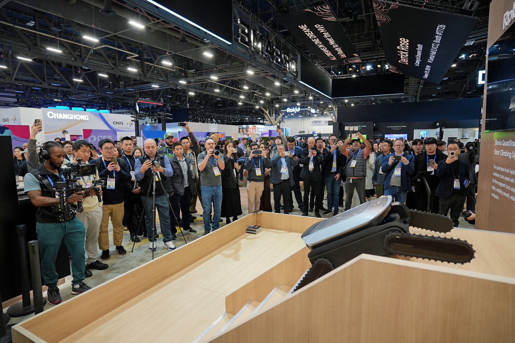 极速攀登、三重防护,追觅Cyber X给出爬楼机终极答案