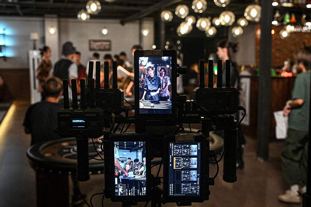 买来的短剧数据：没粉丝就演不了主角、剧不刷数据就“爆”不了