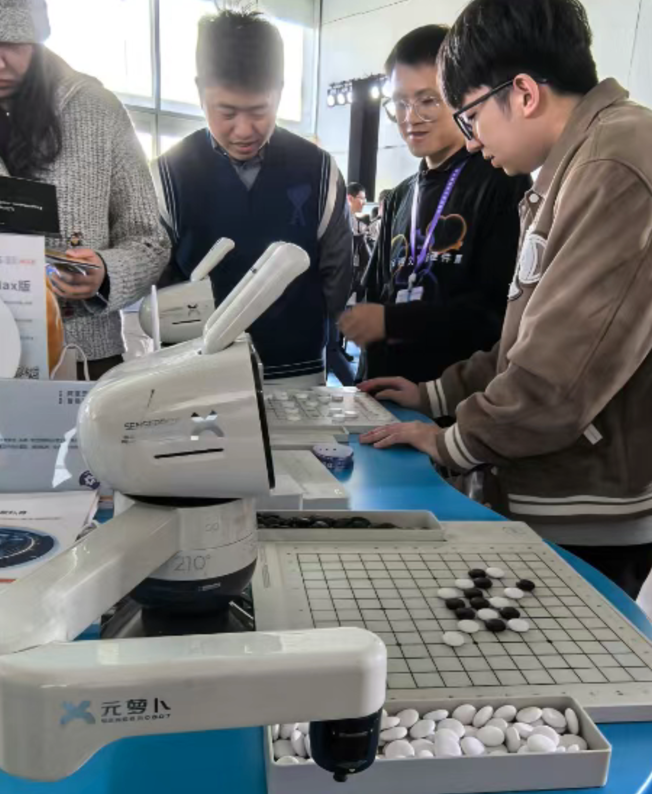 “元萝卜”会下棋，网球教练是AI？阿里云展颠覆对机器人的想象