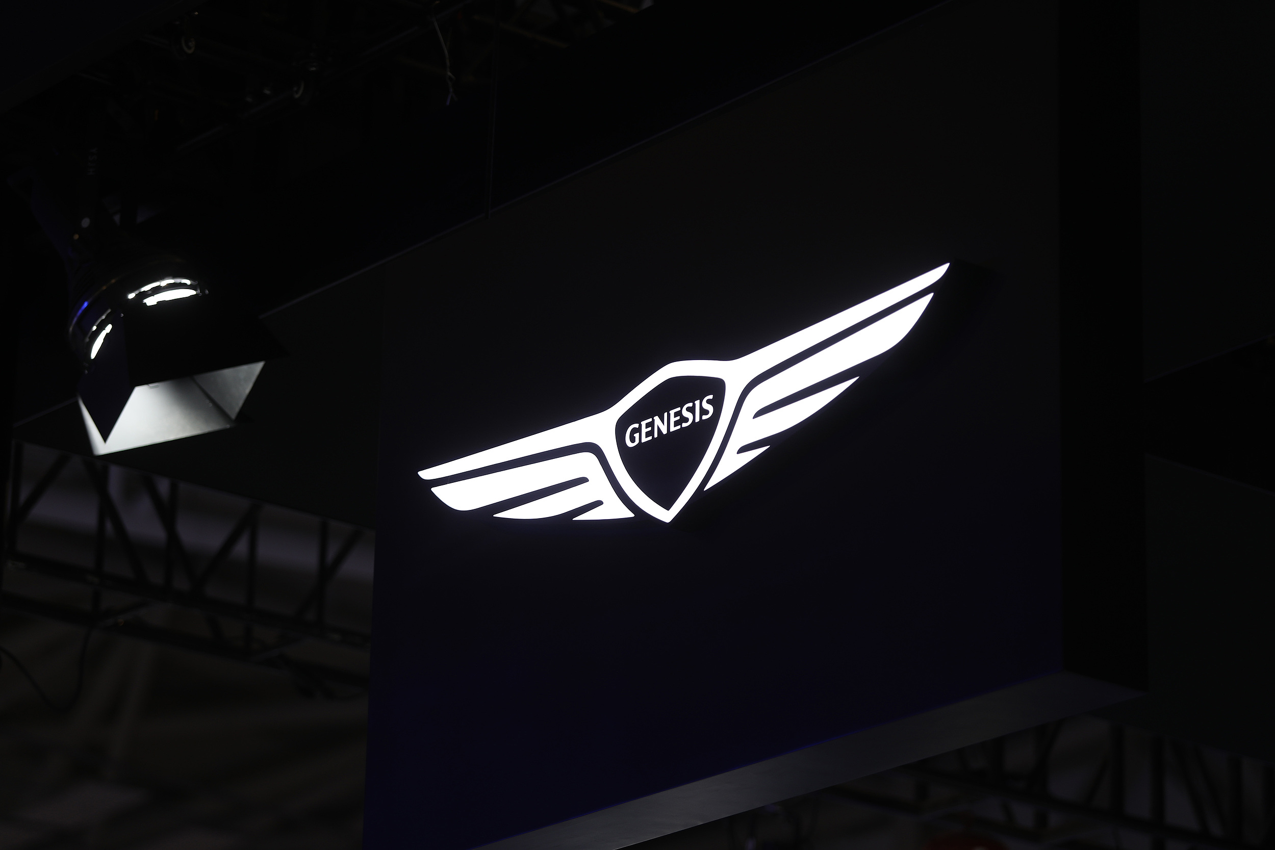 “韩国宾利”中国区换帅背后：国内暂无新能源新车售卖，销售网络剩15家