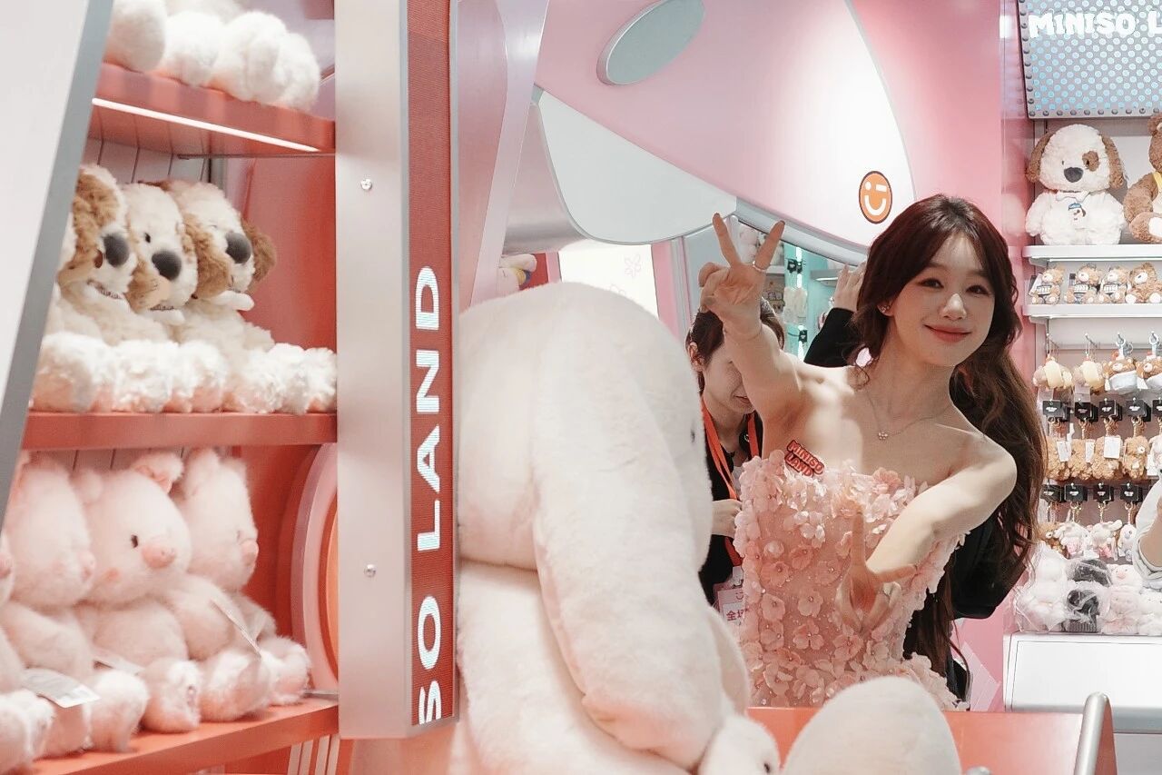 排队王再现!广州MINISO LAND壹号店开业首日，YOYO一代手办被疯抢秒空