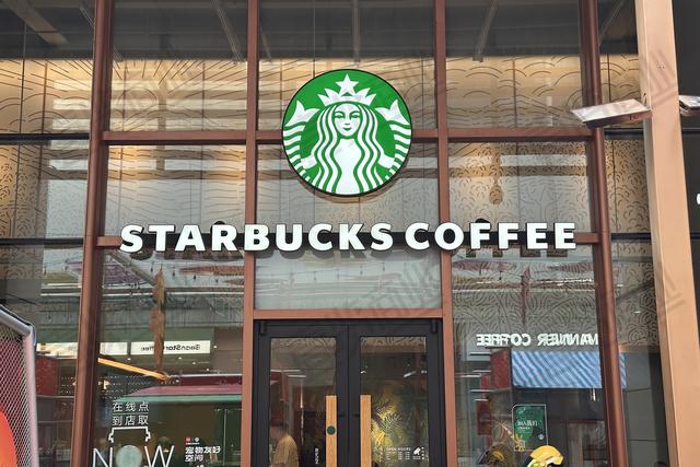 全球盈利崩了，星巴克在中国却赚麻了
