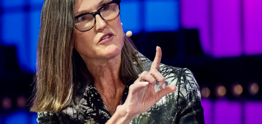 “木头姐”突然曝光:比特币大崩盘,与赵长鹏有关!280亿美元没了