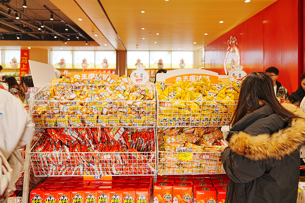零食巨头业绩冰火两重天：传统零食巨头入冬，量贩双寡头借硬折扣模式收割下沉市场