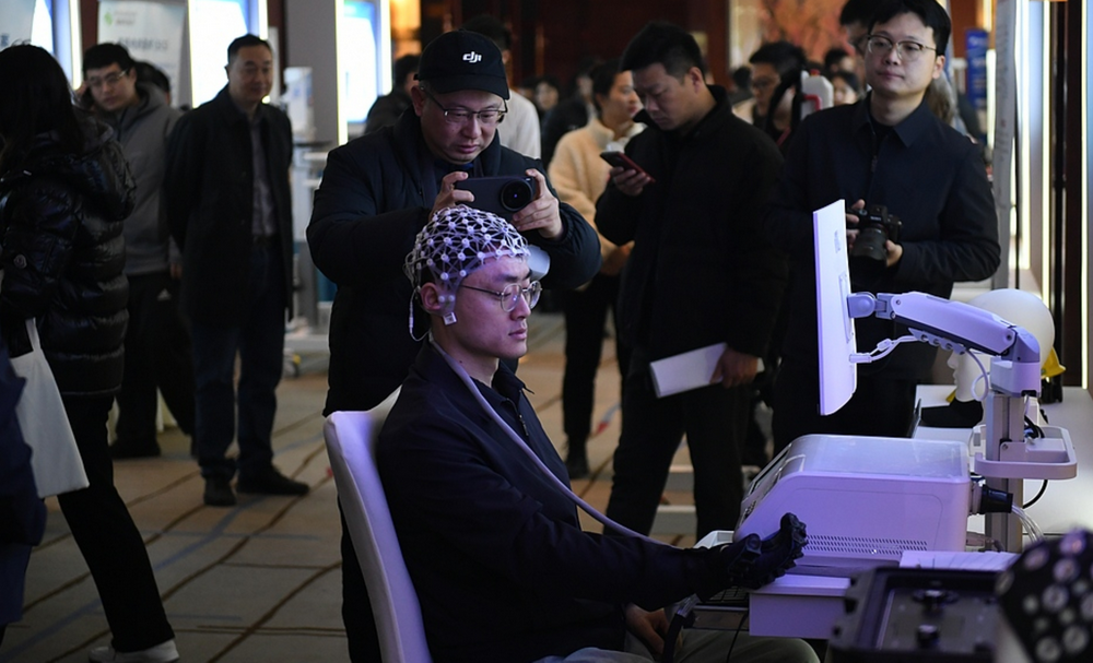 一线｜脑机接口商业化转向：企业正加速从消费场景转向医疗健康领域