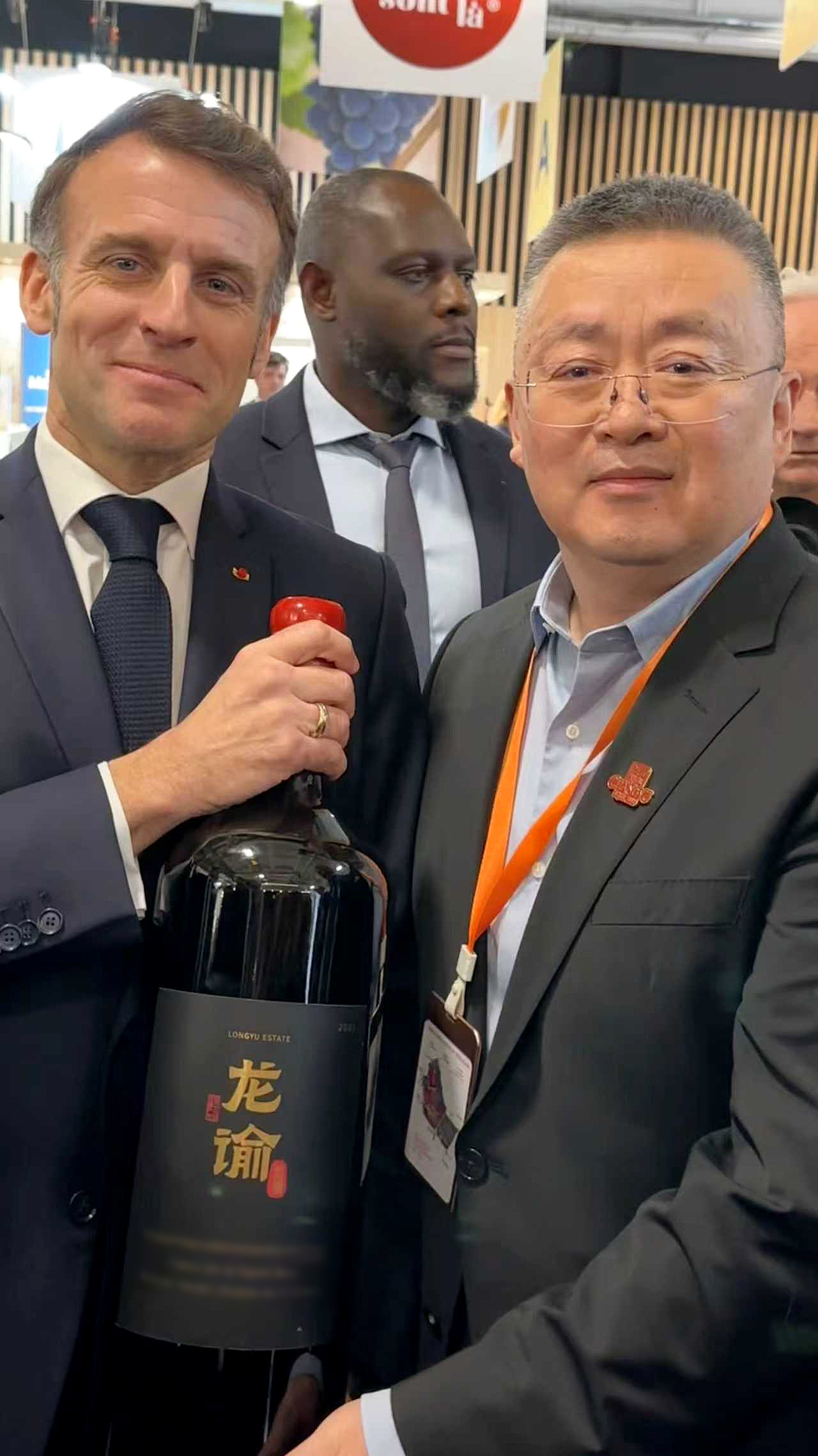 法国《葡萄酒评论》报道：《巴黎酒展的“东方时刻”：马克龙总统与龙谕的相遇》