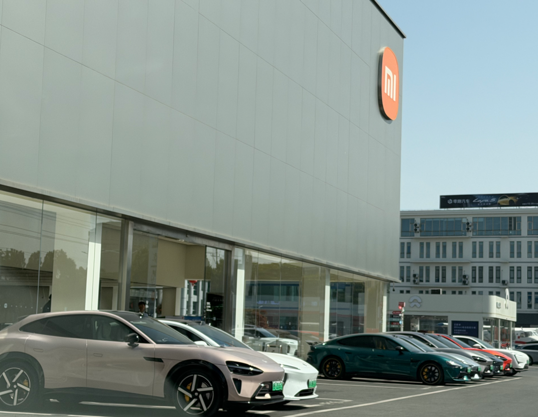 车企春节激战：小米力推带爸妈试驾，BBA大降价，新势力车贷拉长至7年 | 新春走基层